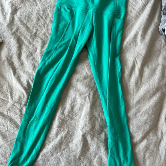 (❗️Need to sell this week-LIKE NEW) 4 legging bundle (3x Athleta & 1x fabletics) - Picture 4 of 16